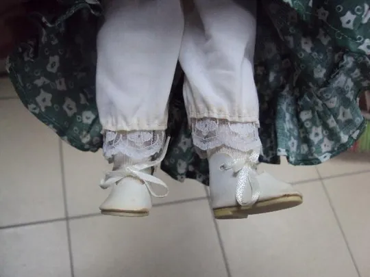 фарфоровая кукла в зеленом платье и шляпке 38 см №2939 Де купити