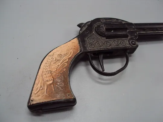 Детская игрушка пистолет узор павлин револьвер наган с присоской пластик ссср 21 см рабочий №15638 Торговий майданчик