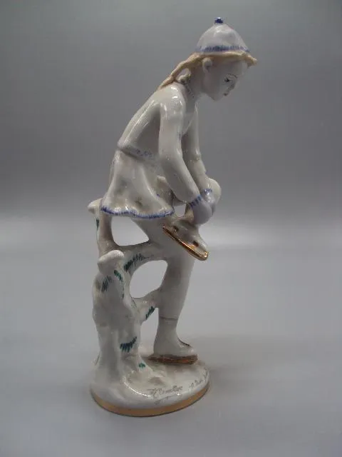 Фигура фарфор статуэтка ЛФЗ фигуристка девочка завязывает коньки высота 22 см №14512 Продаж