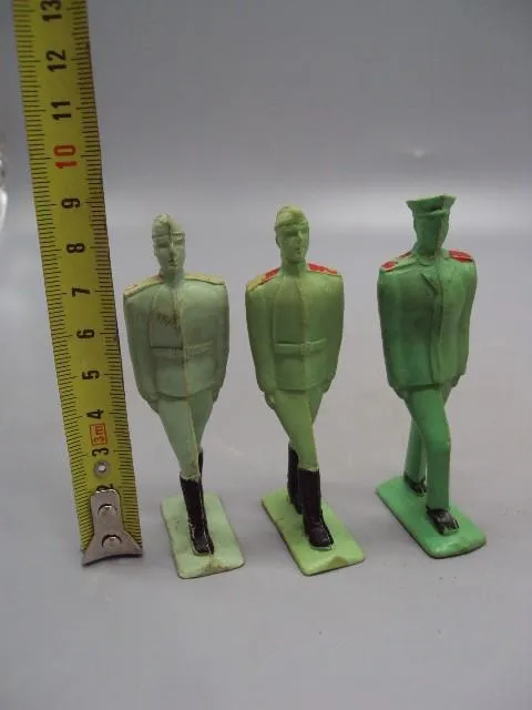 Детские игрушки фигурки солдаты и офицер подготовка к параду колкий пластик ссср лот 3 шт №15362 З аукціону