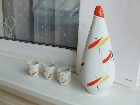 Фарфор лікеро-водочний набір роз. 24 х 10 см. 1970 роки ЗХК ссср. + 3 стаканчики. З аукціону