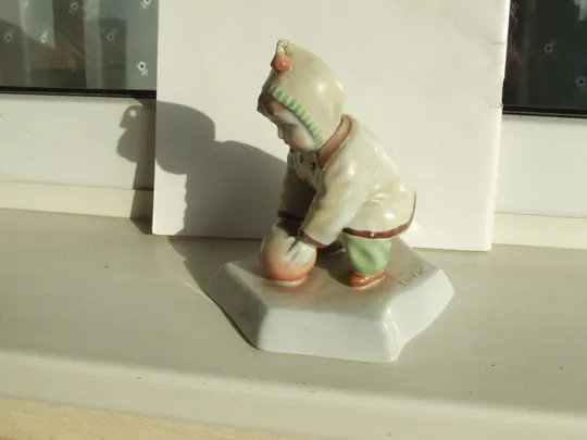 Статуетка хлопчик з мячом 1960 рр. роз 14х12 см. Жолноі Венгрия . З аукціону