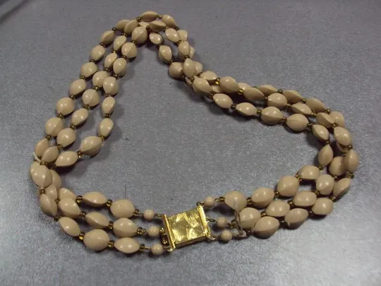 Бижутерия бусы в три ряда ожерелье Чехословакия пластик бежевые длина 47,5 см №13379 З аукціону