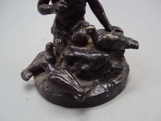 Купити Фигура чугун Свердловск статуэтка мальчик кормит голубей мальчик и голуби высота 12 см №13793