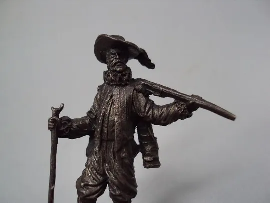 Фигура на подставке статуэтка мушкетер с мушкетом ружьем серебро вес 84,58 г высота 7 см №14359 Недорого