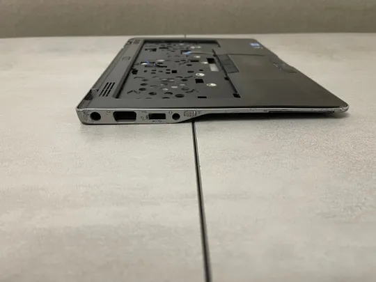 Dell Latitude e6430u: корпус, топкейс, верхня частина корпусу, кришка клавіатури, Palmrest ,сервісна кришка З аукціону
