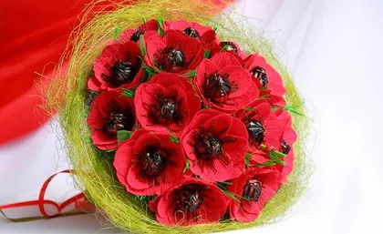 фото, Букет з цукерок маки Ferrero Ферреро Роше (15 шт.), в руку червоний