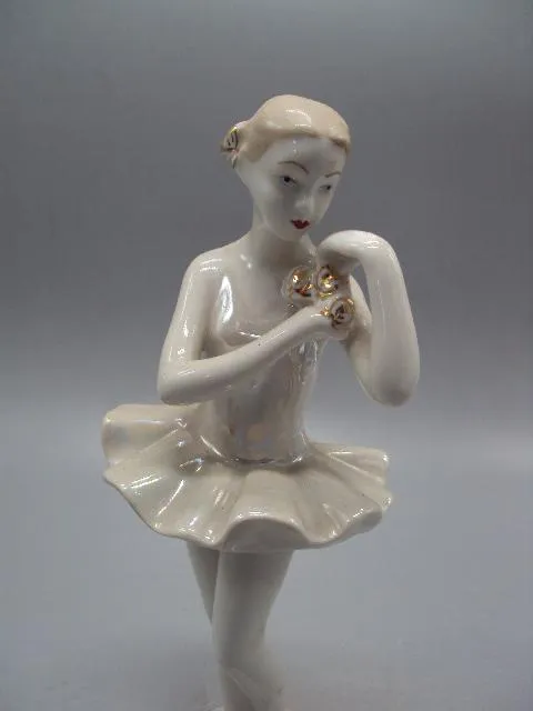 Фигура фарфор статуэтка ДФЗ Вербилки балерина с цветком девочка балет высота 21 см №14208 Інтернет-аукціон