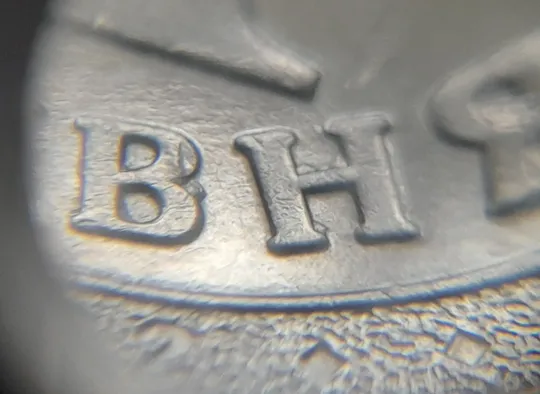 (8194) 1 гривня 2022 гарні викрошки на аверсі (1 гривна 2022 брак) З аукціону