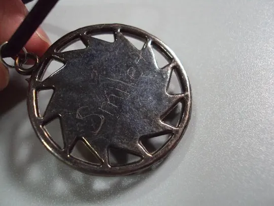 Бижутерия подвеска кулон круглая с квадратной зеленой вставкой на шнурке №10849 Продаж