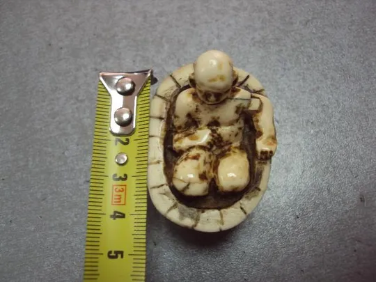 Фигура кость мамонта миниатюра Нэцкэ японец в бочке моется высота 4,3 см, длина 4,5 см №11430 Недорого