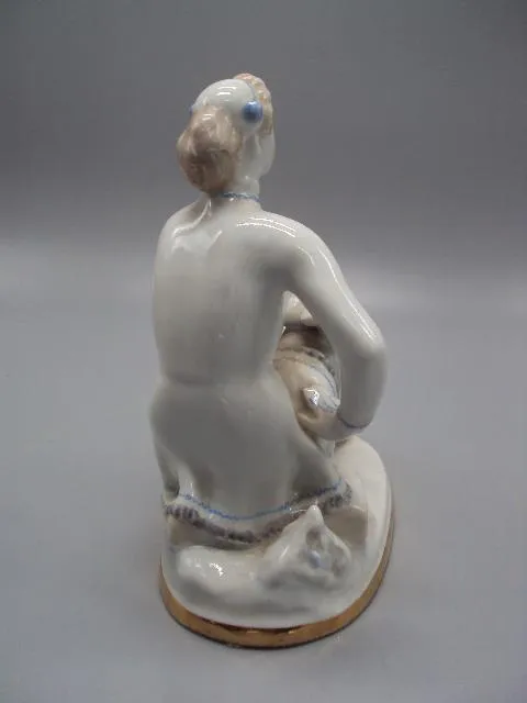 Фигура фарфор статуэтка ЛФЗ фигуристка девушка сидит на коньках конькобежка высота 16,8 см №14458 Характеристики