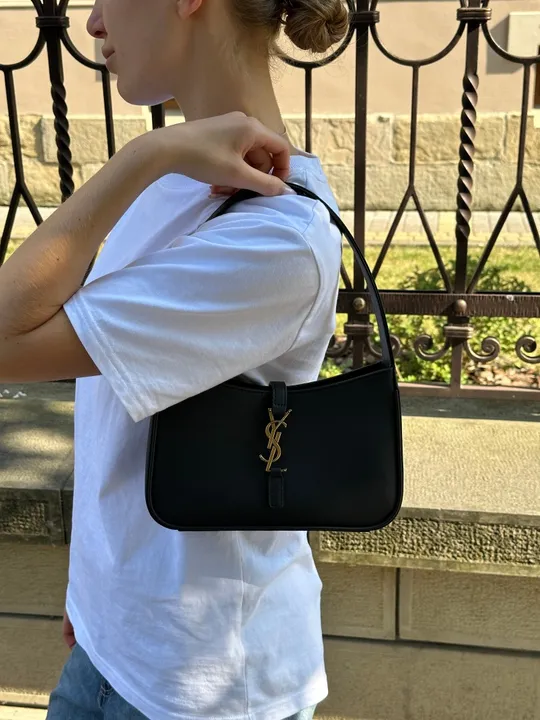 Сумка жіноча Yves Saint Laurent Hobo Le 5 A 7 Leather Shoulder Bag in Black З аукціону