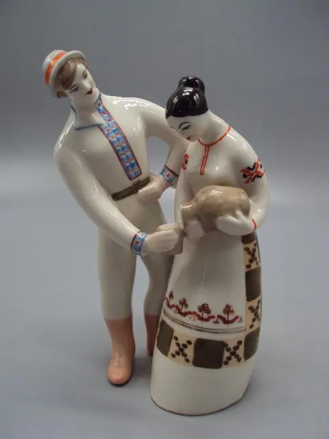 Фигура фарфор статуэтка Полонное ЗХК парочка парень и девушка наливает молоко пара 16,4 см №14551 Ціна