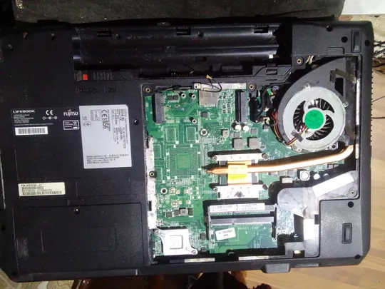 ноутбук fugitsu ah532 вид на фото.на запчастини.проц э. залитий був. Продаж