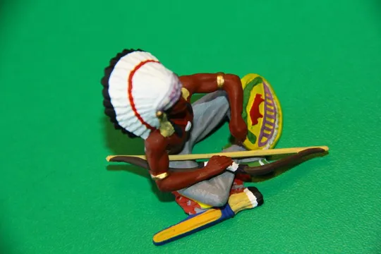 Купити ІНДІАНЕЦЬ ВОЖДЬ ЩО СИДИТЬ З ЛУКОМ № 6839 индеец ELASTOLIN 70мм ФРГ ЛЮКС