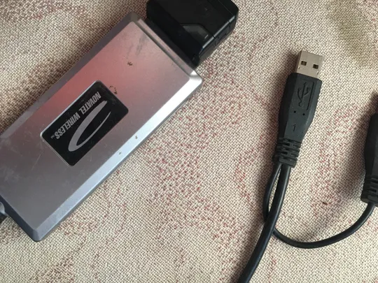 Модуль GSM для любого ноутбука , підключається до USB порта працює із любою SIM-кою . З аукціону