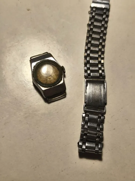 Радянський годинник, ймовірно марки Победа або Заря, з механічним підзаводом і секундною шкалою. З аукціону