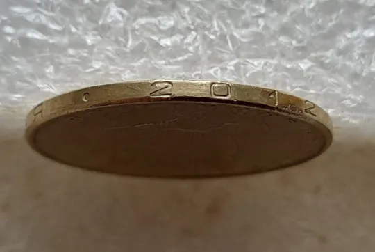 Купити (7596) 1 гривня 2012 різновид викрошки у першій цифрі "2" слова "2012" на гурті (1 гривна 2012 брак)