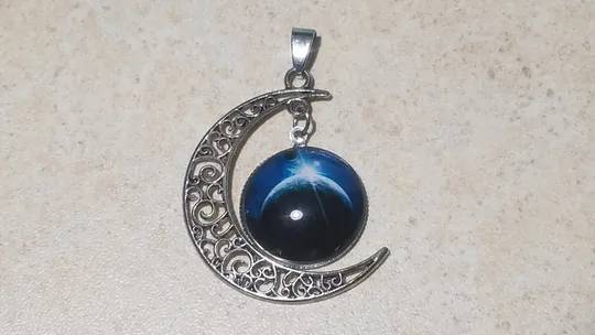 Кулон Місяць сріблястий металевий з блакитною вставкою біжутерія Вживане Ціна