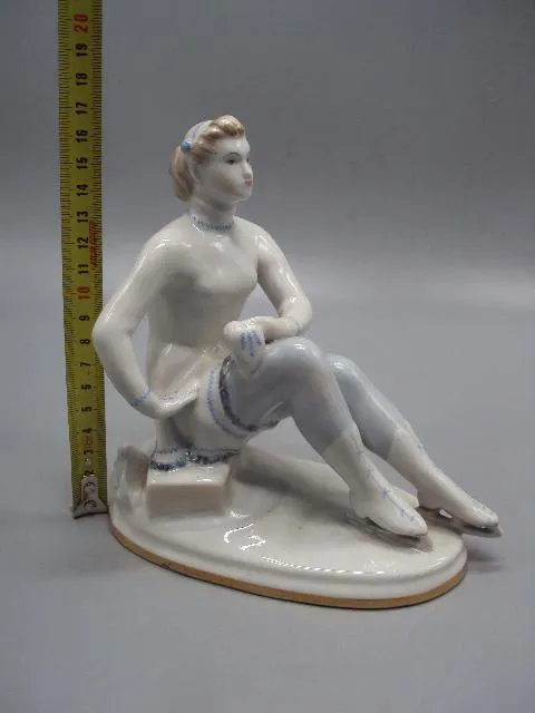 Фигура фарфор статуэтка ЛФЗ фигуристка девушка сидит на коньках конькобежка высота 16,8 см №14188 З аукціону