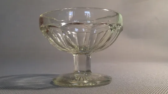 Ваза цукерниця креманка на ніжці міні прозоре радянське скло Вживане З аукціону