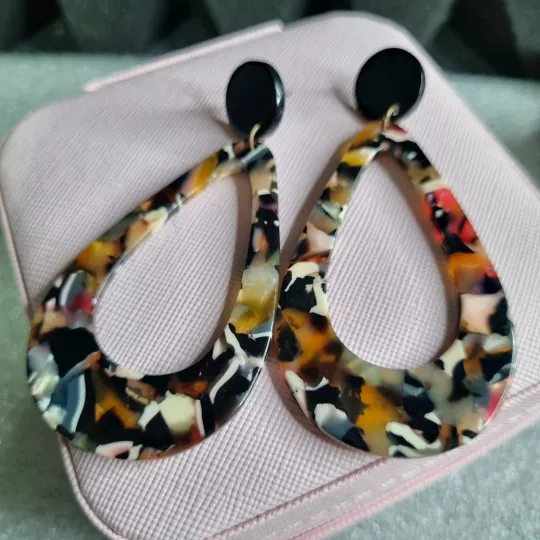 Сережки-краплі з кольоровим візерунком Ціна