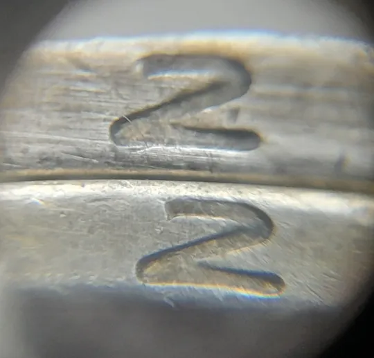 Купити (1267) 1 гривня 2001 викрошки у '2' року випуску на гурті - 2 монети одним лотом /1 гривна 2001 брак