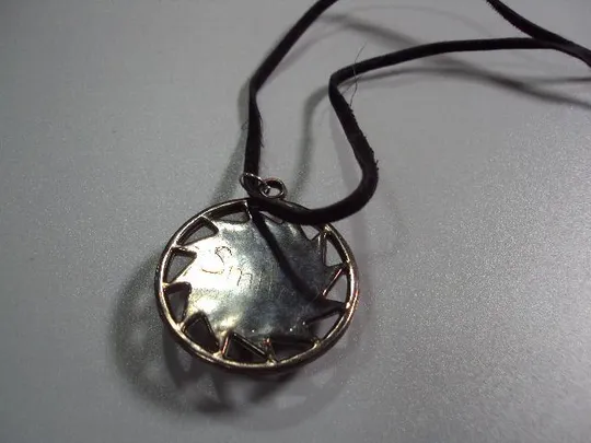 Бижутерия подвеска кулон круглая с квадратной зеленой вставкой на шнурке №10849 Інтернет-аукціон