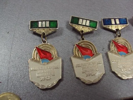 Купити знак республиканские соревнования школьников усср лот 8 шт №10630