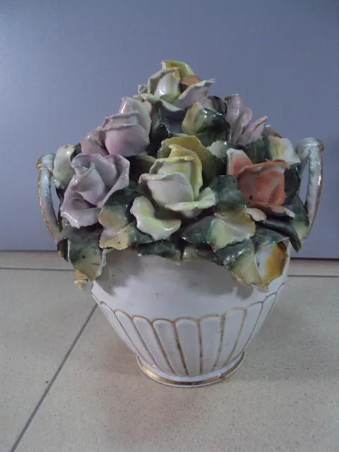 Фигура фарфор статуэка Румыния ваза с цветами розами высота 22 см №12977 Де купити