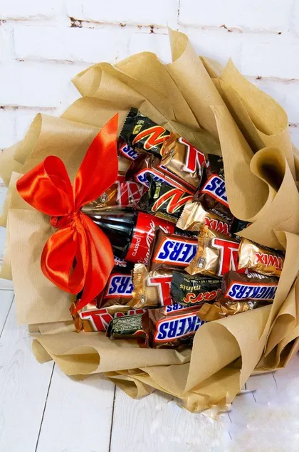 фото, Букет з шоколадок Snickers, Твікс, Марс і напоєм Coca-Cola солодкий подарунок бежевий