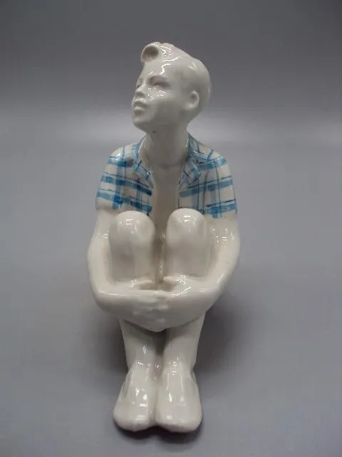 Фигура фарфор статуэтка Дулево мечтатель мальчик сидит мечтает высота 13,5 см №14506 Недорого