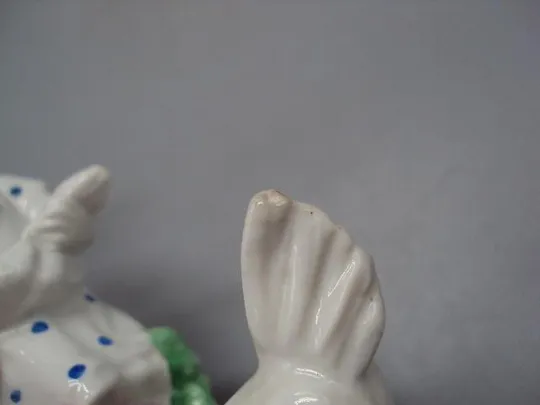 Фигура фарфор статуэтка Дулево девочка кормит кур кормящая курей птиц высота 18 см №14288 Інтернет-аукціон