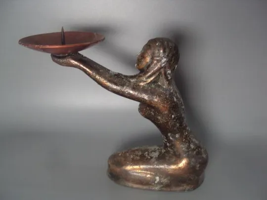 Подсвечник девушка несущая свет шпиатр высота 15 см №10612 Де купити