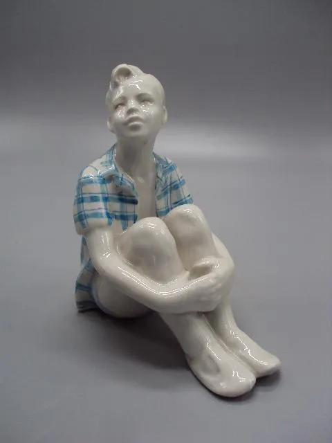 Купити Фигура фарфор статуэтка Дулево мечтатель мальчик сидит мечтает высота 13,5 см №14506