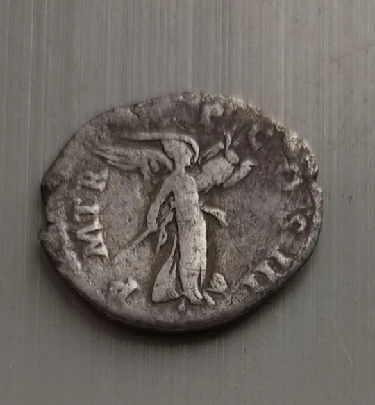 Виктория Богиня победы римский денарий серебряная монета, император Адриан 125 год н.э.  tkv15 З аукціону