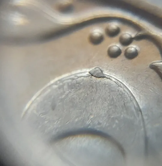 (6823) 10 копійок 2007 гарна викрошка на реверсі на "0" номіналу (10 копеек 2007 брак) Ціна