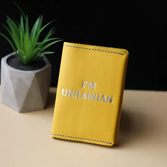 Обкладинка для паспорта &quot;I&#039;m Ukrainian&quot;,жовта з посрібленням,блакитна нитка. З аукціону