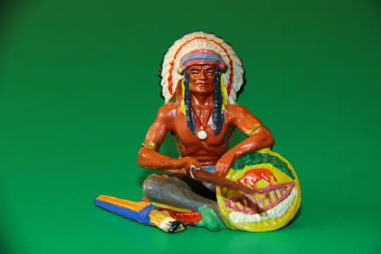 ІНДІАНЕЦЬ ВОЖДЬ ЩО СИДИТЬ З ЛУКОМ № 6839 индеец ELASTOLIN 70мм ФРГ Ціна