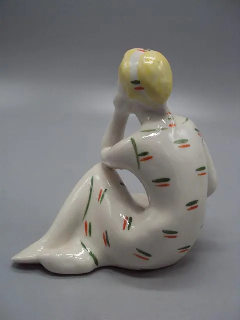 Фигура фарфор статуэтка Киев девушка сидит любуется высота 12,5 см №68 Інтернет-аукціон