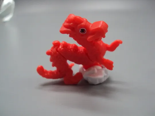 Фигурка киндер сюрприз VQ111B Ferrero дракон едет №18615л Характеристики