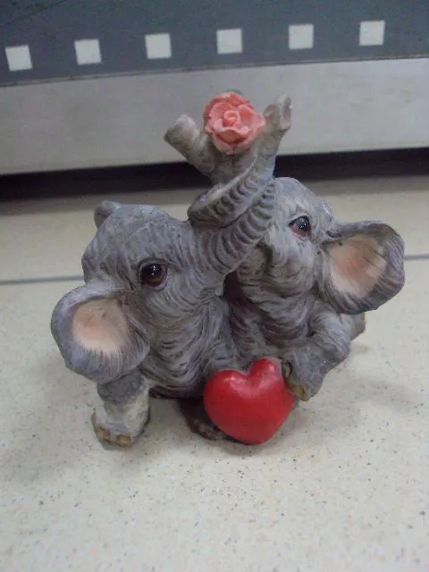 Фигура пластик слон слоник слоненок слоны с сердечком и розой №10211а Ціна