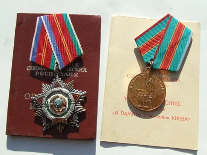 фото, Орден Дружба народов № 14 280 и медаль 1500 лет Киеву на Мигаль М. награждение 1982 г.