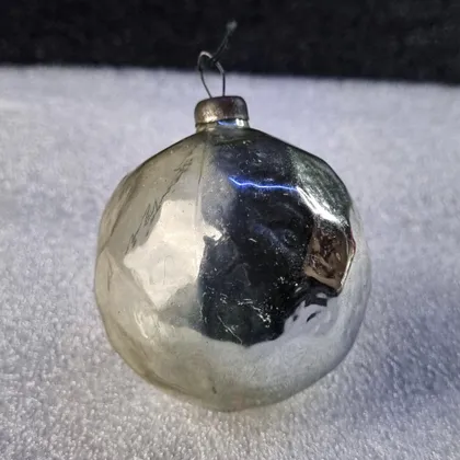 фото, Старый стеклянный ёлочный шар с металлическим креплением