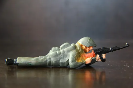 Купити солдат ГДР с автоматом 70-75мм резина