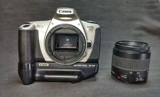 Canon EOS 300 + Батарейная ручка Canon BP-200 + Canon EF 35-80/4-5.6 Ф52mm + вспышка Promaster 2500E Вживане Де купити