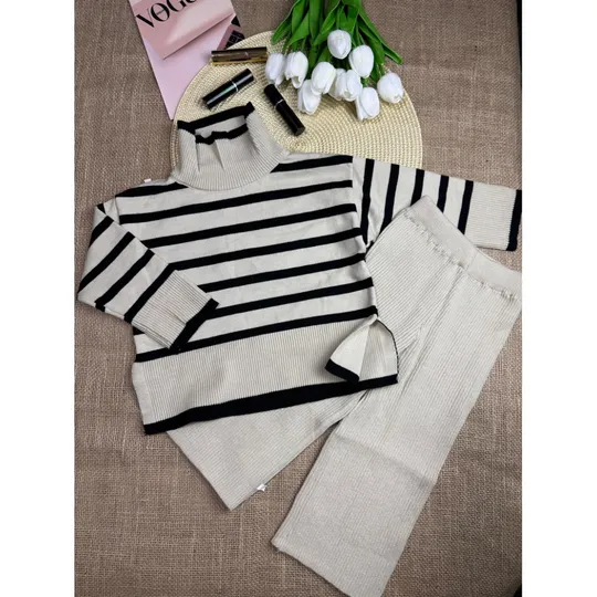 Стильний костюмчик для дівчинки в'язаний З аукціону