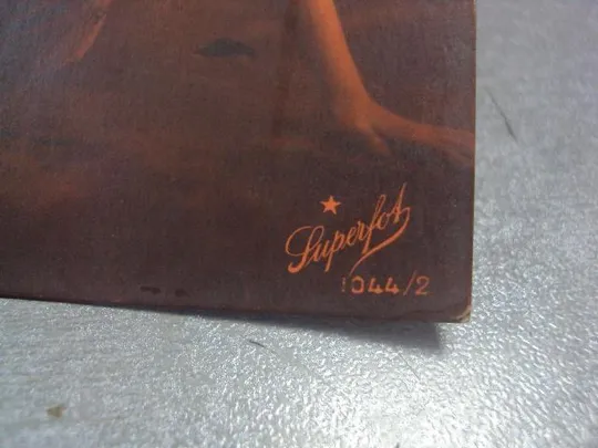 открытка  девушка у дерева №1531 З аукціону