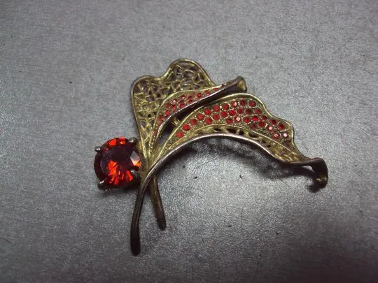 Бижутерия брошка листья брошь цветок с листочками с красными вставками размер 5,9х6,6 см №13469 Ціна